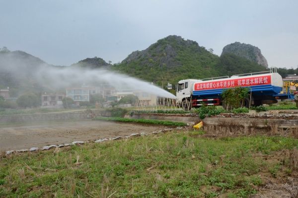北流海螺開(kāi)展愛(ài)心水車(chē)進(jìn)鄉(xiāng)村活動(dòng)，幫助群眾澆灌土地_副本