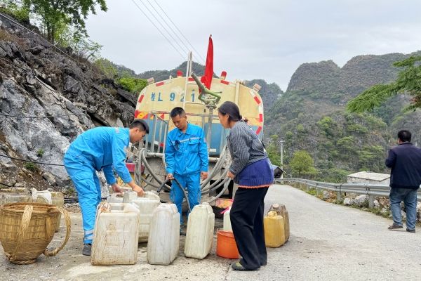 凌云通鴻用灑水車(chē)為瑤族同胞送水_副本