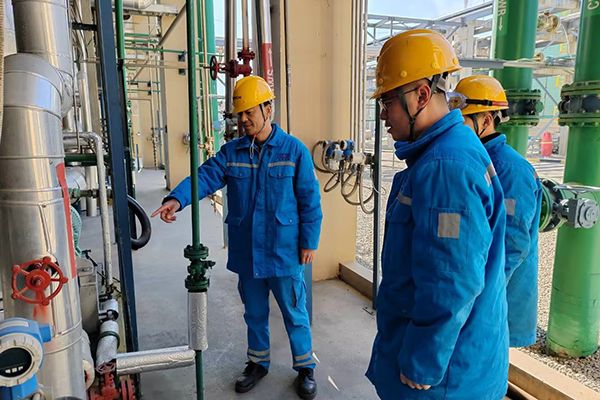 2.蔡總在廠區(qū)指導(dǎo)工作400600